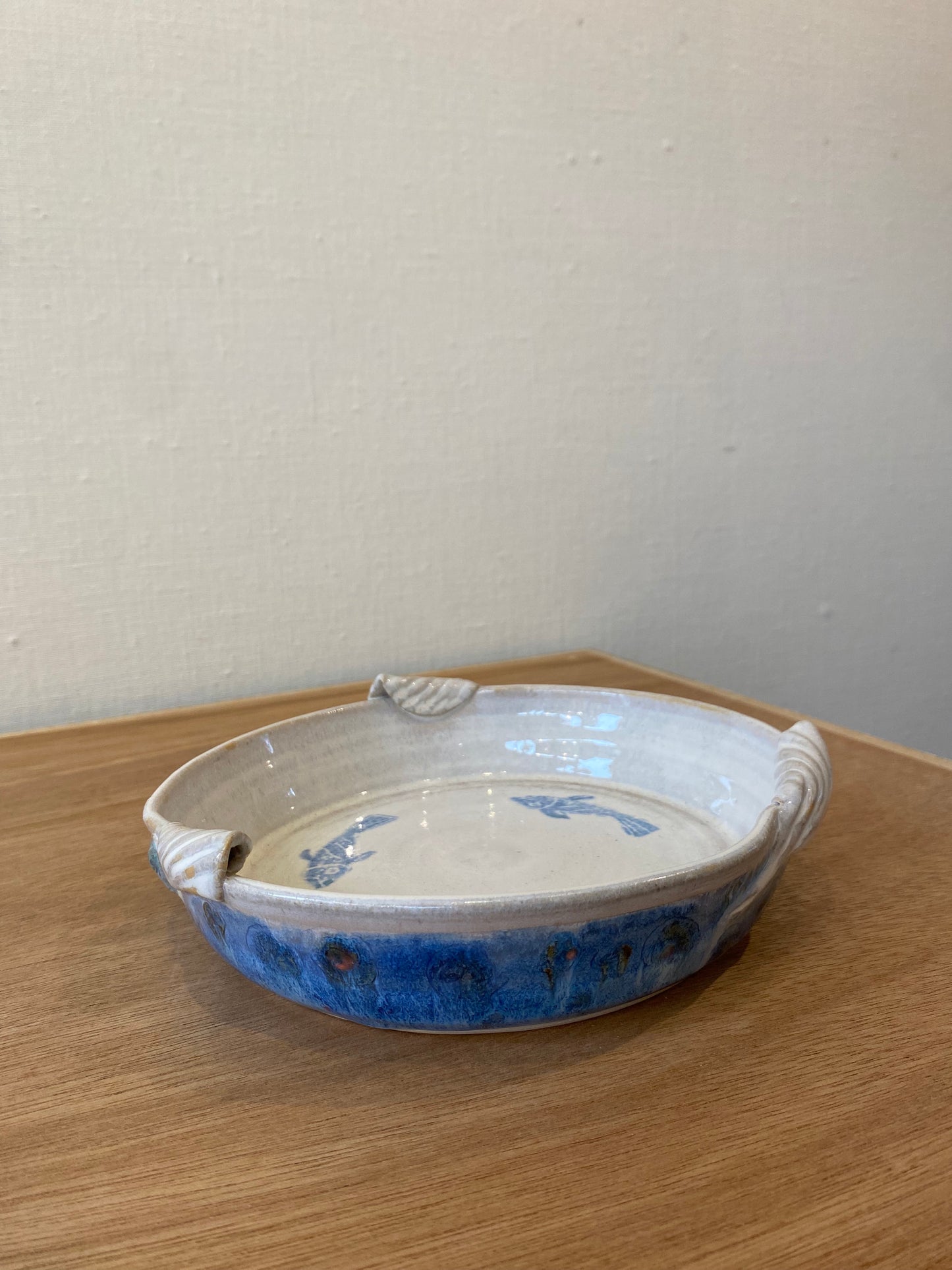 Shallow serving bowl