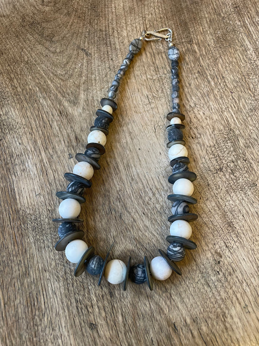 Necklace Black line Agate and shell magnasite